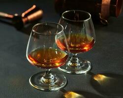 deux sniffers avec Cognac sur foncé gris pierre plan de travail photo