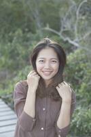 portrait de asiatique plus jeune femme à pleines dents souriant visage photo