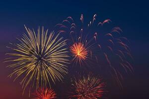 brillant coloré feux d'artifice sur bleu ciel Contexte. photo