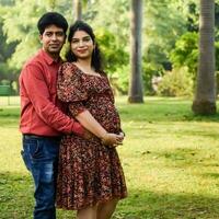 Indien couple posant pour maternité tirer pose pour accueillant Nouveau née bébé dans lodhi route dans delhi Inde, maternité photo tirer terminé par Parents pour accueillant leur enfant, pré bébé photo tirer