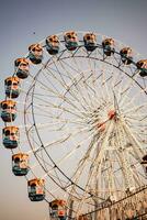 Nouveau Delhi, Inde - octobre 30 2023 - fermer de multicolore géant roue pendant dussehra mela dans Delhi, Inde. bas vue de géant roue balançoire. grande roue avec coloré cabines pendant journée temps. photo