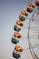 Nouveau Delhi, Inde - octobre 30 2023 - fermer de multicolore géant roue pendant dussehra mela dans Delhi, Inde. bas vue de géant roue balançoire. grande roue avec coloré cabines pendant journée temps. photo