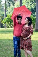 Indien couple posant pour maternité tirer pose pour accueillant Nouveau née bébé dans lodhi route dans delhi Inde, maternité photo tirer terminé par Parents pour accueillant leur enfant, pré bébé photo tirer
