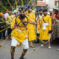 Delhi, Inde, octobre 2, 2023 - sikhs afficher chat et martial les arts pendant annuel Nagar Kirtan, traditionnel, procession sur Compte de anniversaire de gourou nanak dev ji, Nagar kirtan dans est delhi zone photo