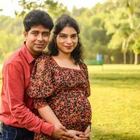 Indien couple posant pour maternité tirer pose pour accueillant Nouveau née bébé dans lodhi route dans delhi Inde, maternité photo tirer terminé par Parents pour accueillant leur enfant, pré bébé photo tirer