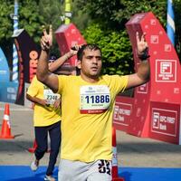 Nouveau Delhi, Inde - octobre 15 2023 - védanta delhi moitié marathon course après convoitise dans lequel marathon les participants à propos à traverser le terminer doubler, delhi moitié marathon 2023 photo