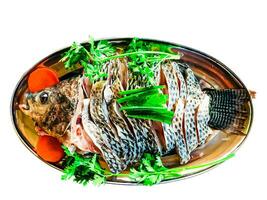 découpé image de poisson sur une assiette avec des légumes photo