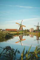 populaire touristique place zaanse schans est près Amsterdam dans le Ouest de le Pays-Bas. historique, réaliste Moulins à vent pendant lever du soleil. la Hollande point de repère photo