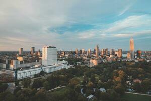 le coucher du soleil plus de Rotterdam ville centre et ses alentours parc. le coucher du soleil dans un de le plus moderne villes dans le Pays-Bas photo