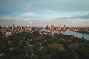 le coucher du soleil plus de Rotterdam ville centre et ses alentours parc. le coucher du soleil dans un de le plus moderne villes dans le Pays-Bas photo