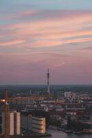 aérien vue de vie nocturne dans le moderne ville de Rotterdam dans le Pays-Bas. rouge lueur de le réglage Soleil dans le Contexte photo