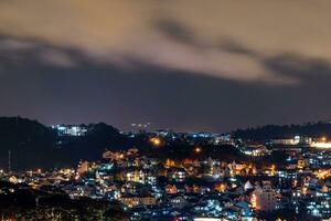 vue sur toits dans le ville de Dalât. da lat et le alentours zone est une populaire touristique destination de Asie. ville avec brouillard et montagnes photo