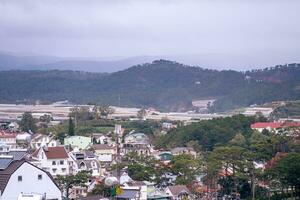 vue sur toits dans le ville de Dalât. da lat et le alentours zone est une populaire touristique destination de Asie. ville avec brouillard et montagnes photo