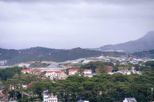 vue sur toits dans le ville de Dalât. da lat et le alentours zone est une populaire touristique destination de Asie. ville avec brouillard et montagnes photo