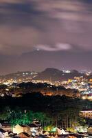 vue sur toits dans le ville de Dalât. da lat et le alentours zone est une populaire touristique destination de Asie. ville avec brouillard et montagnes photo