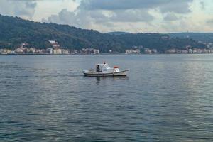 bateaux de pêcheurs naviguant un jour brumeux, bosphore istanbul. photo