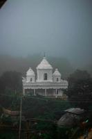 le beau temple blanc de la ville du ciel dans le nord de la thaïlande photo