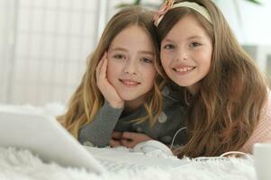 deux mignonne peu les filles avec une portable photo