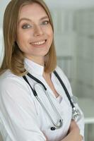 Jeune femelle médecin posant dans le Bureau photo