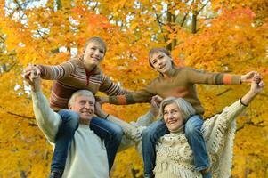 grands-parents et petits enfants dans le l'automne parc photo