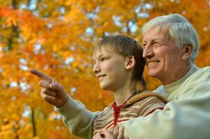 grand-père et petit fils dans le l'automne parc photo