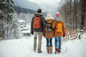 ai généré arrière vue de famille dans hiver vacances neigeux ai généré photo