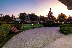 été soir vue de paysager jardin de luxueux pays biens photo