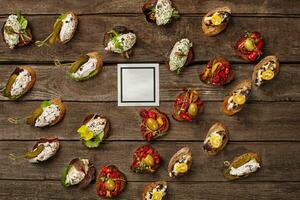 ensemble de bruschettas avec divers garnitures sur en bois surface photo