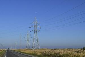 soutien de électricité câbles le long de le route photo