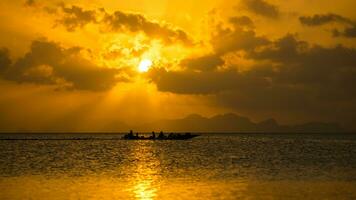 silhouettes de minimal pêcheur à le lac, Thaïlande. photo