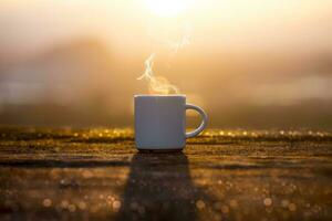 blanc café tasse dans le Matin temps avec lever du soleil. photo