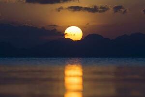 le coucher du soleil à le Lac dans été saison. photo