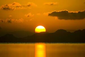 le coucher du soleil à le Lac dans été saison. photo