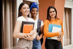 groupe de diverse Trois femelle étudiants. photo