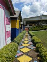 coloré en bois Maisons dans une rangée dans une Publique parc. coloré plage huttes. photo