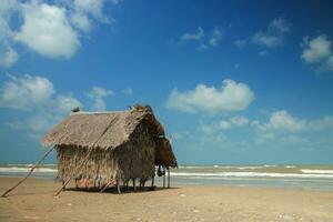 du pêcheur cabane sur le plage avec le sable et ciel. photo