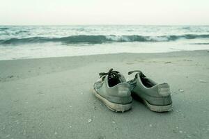 des chaussures sur le plage dans ancien couleur. photo