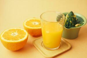 pressant des oranges dans Orange jus, photo