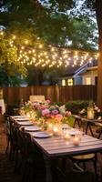 ai généré une magnifique Extérieur jardin fête Achevée avec Fée lumières et floral centres de table. photo