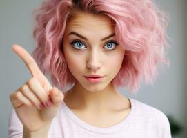 ai généré Jeune femme pose pour le caméra dans rose robe avec rose cheveux, photo