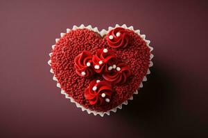 ai généré une cœur en forme de rouge velours petit gâteau contre une Bourgogne rouge décoloration Contexte photo