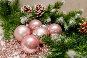 rose Nouveau année des balles avec sapin branches et pin cônes, Nouveau année, Noël Contexte photo