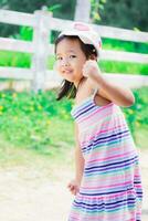 portrait de mignonne asiatique peu fille dans le parc photo