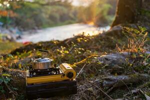 pique-nique gaz le fourneau et aluminium théière pour ébullition l'eau pendant camping photo