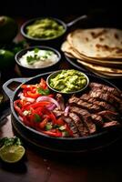 ai généré un appétissant photo de une grésillant assiette de fajitas, servi avec chaud tortillas, Frais pico de gallo