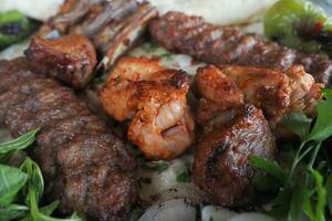 traditionnel turc cuisine boulette de viande akhisar kofte photo