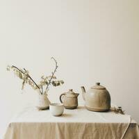 ai généré deux thé des pots sont sur une table avec verdure et thé tasses, photo