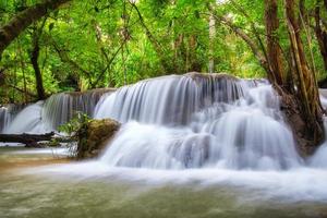 belle cascade de huay mae khamin dans la forêt tropicale