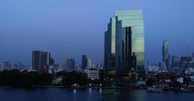 rivière chao phraya et paysage urbain de bangkok en thaïlande. ciel du soir photo