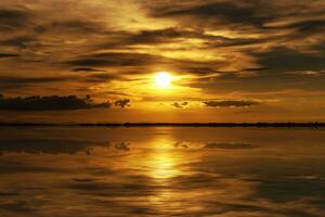 magnifique le coucher du soleil dans le mer. photo